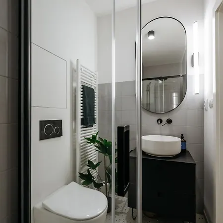 Days - - Easy Access Apartment